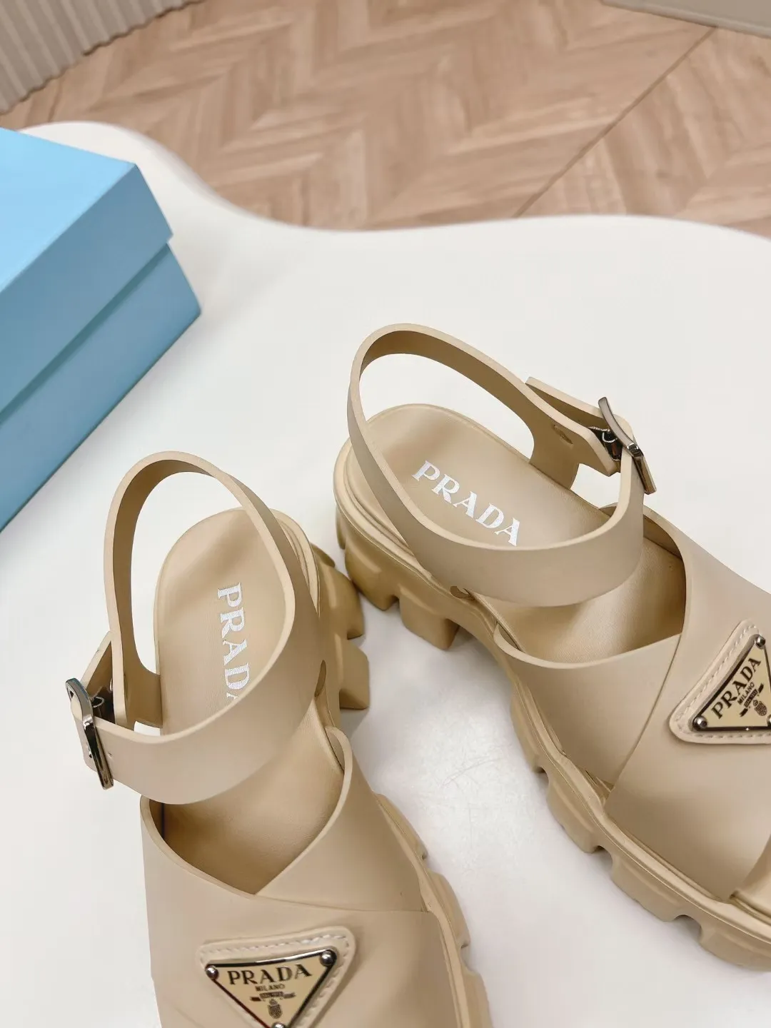 👟👟Ex-factory price 440👟👟 Prada's new spring and summer sawtooth Roman thick-soled rubber sandals, retro, fashionable and avant-garde gear teeth 55mm, thick-soled soles with rubber uppers, making the whole pair of shoes light and comfortable, bright colors, satisfying a variety of choices for fashionable people with different styles! The iconic metal triangle logo is paired with the shape of ancient beach sandals. Every design element is fashionable! Code number 35-40